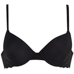 Calvin Klein Lace T-shirt Bra. Kauniit, topatut liivit kaarituilla.

Materiaali: 77% nylonia, 23% lycraa.
Pestään 40 asteessa.
