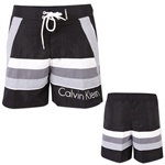 Calvin Klein Black Medium Surf Short. Hyvännäköiset uimashortsit Calvin Kleiniltä.

Materiaali: 100% polyesteriä.
Pesu 30 asteessa.
