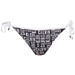 Calvin Klein Big Logo Print Tanga. Hyvännäköinen alaosa, joka sidotaan nauhalla sivuilta.
 
Materiaali: 77% nylonia, 23% elastaania.
Käsinpesu.
