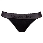Calvin Klein Lace & Cotton Thong. Stringpikkuhousut puuvillaa leveällä pitsireunalla.
 
Materiaali: 95 % puuvillaa, 5 % elastaania.
Pesu 40 a...